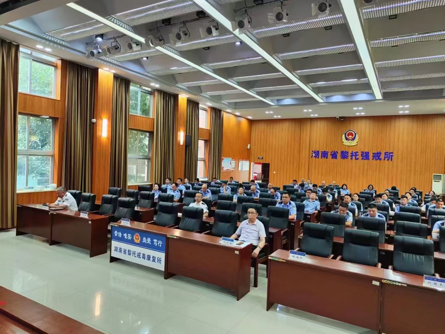 冬季为何我们更容易睡过头？| 科普时间